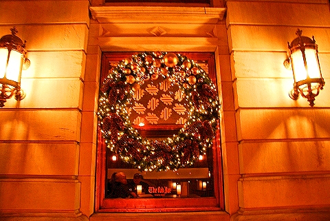 NY-Plaza_Hotel_at_Christmas_Time-02.JPG