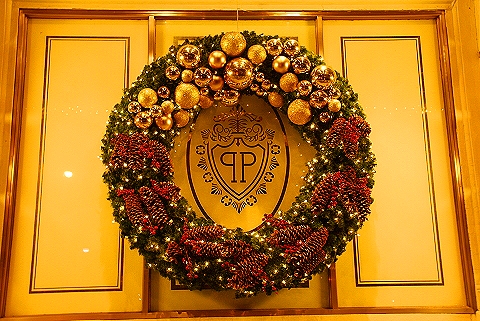 NY-Plaza_Hotel_at_Christmas_Time-07.JPG