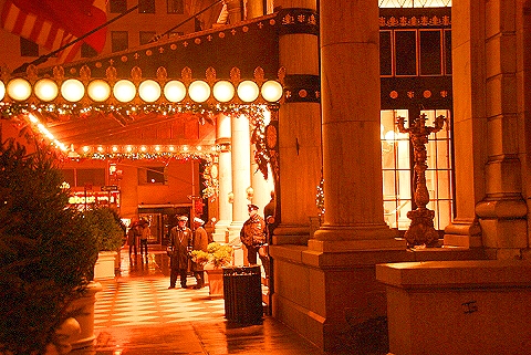 NY-Plaza_Hotel_at_Christmas_Time-11.JPG