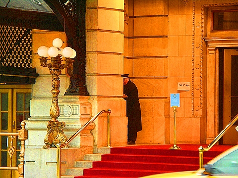NY-Plaza_Hotel_Doorman-and-Larry_David-02.JPG