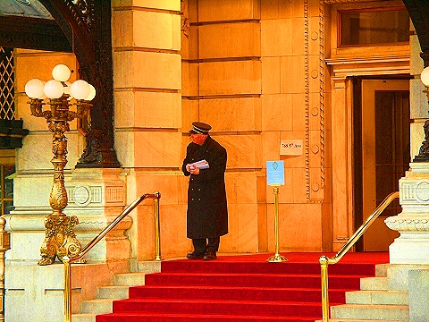 NY-Plaza_Hotel_Doorman-and-Larry_David-04.JPG