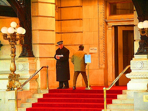 NY-Plaza_Hotel_Doorman-and-Larry_David-06.JPG