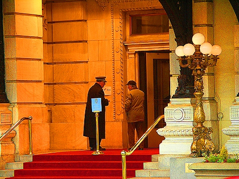 NY-Plaza_Hotel_Doorman-and-Larry_David-09.JPG