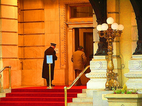 NY-Plaza_Hotel_Doorman-and-Larry_David-10.JPG