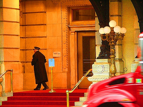 NY-Plaza_Hotel_Doorman-and-Larry_David-11.JPG