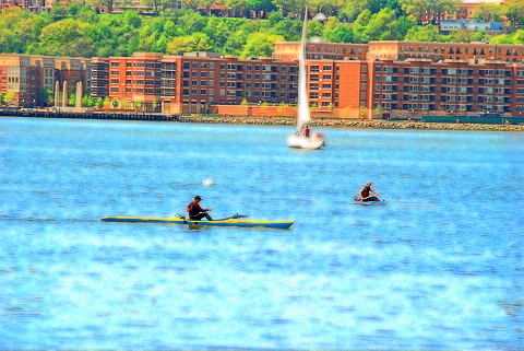 NY-Riverside_Park-25-Kayaks_and_Sailboat-Hudson_River.JPG