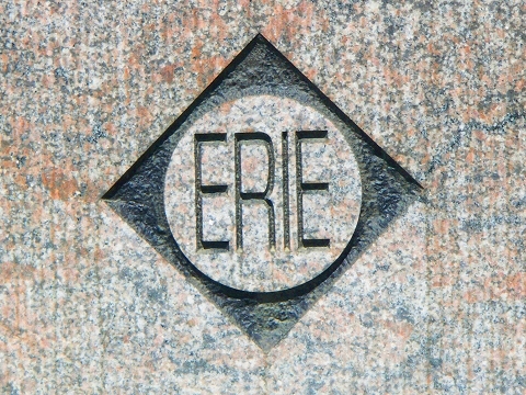 NY-Riverside_Park_South-Trump_Place-Erie_Railroad.JPG