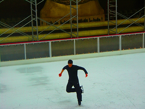 NY-Rockefeller_Center-Skating-05.jpg