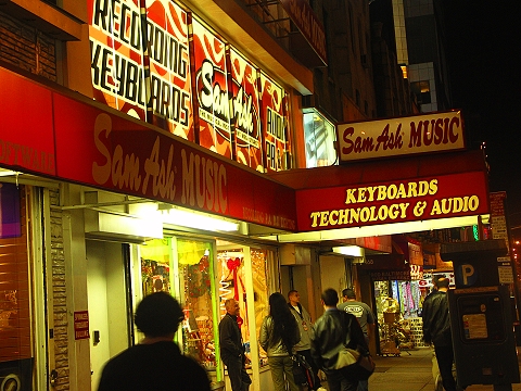 NY-Sam_Ash_Music-48th_Between_6th_and_7th-02.JPG