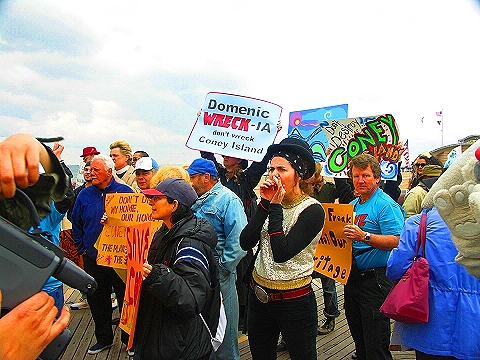 NY-Save_Coney_Island-Playground_of_The_World-Protest-2008_Beach_opening-01.JPG