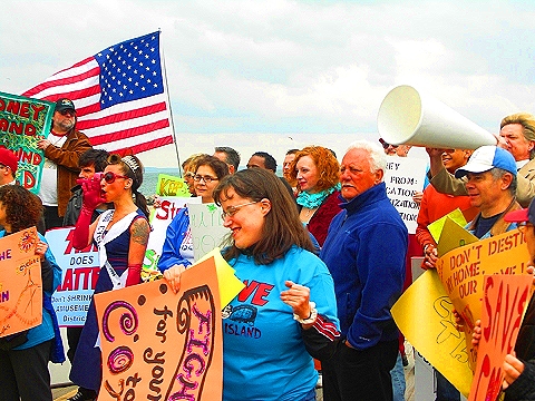 NY-Save_Coney_Island-Playground_of_The_World-Protest-2008_Beach_opening-03.JPG
