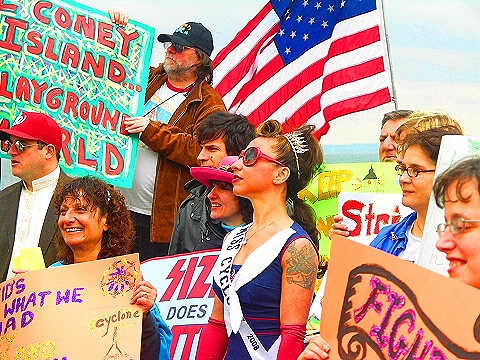 NY-Save_Coney_Island-Playground_of_The_World-Protest-2008_Beach_opening-04.JPG