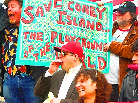 NY-Save_Coney_Island-Playground_of_The_World-Protest-2008_Beach_opening-06.JPG