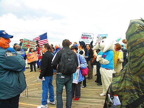 NY-Save_Coney_Island-Playground_of_The_World-Protest-2008_Beach_opening-07.JPG