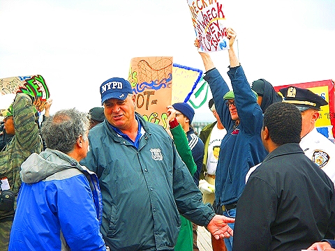 NY-Save_Coney_Island-Playground_of_The_World-Protest-2008_Beach_opening-08.JPG
