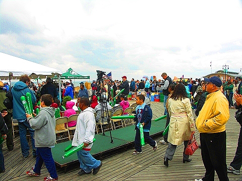NY-Save_Coney_Island-Playground_of_The_World-Protest-2008_Beach_opening-09.JPG