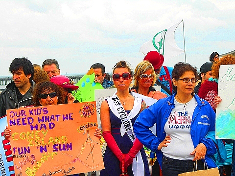 NY-Save_Coney_Island-Playground_of_The_World-Protest-2008_Beach_opening-13.JPG