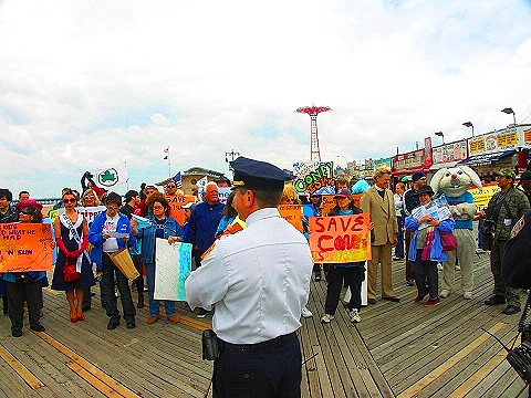 NY-Save_Coney_Island-Playground_of_The_World-Protest-2008_Beach_opening-16.JPG