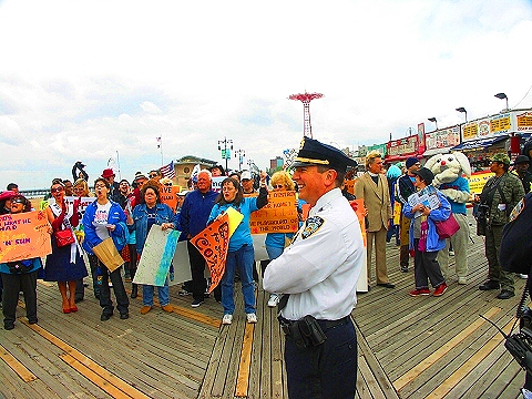 NY-Save_Coney_Island-Playground_of_The_World-Protest-2008_Beach_opening-17.JPG