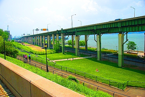 NY-Science_Barge-West_70th_Street_Pier-Summer-2008-04.JPG