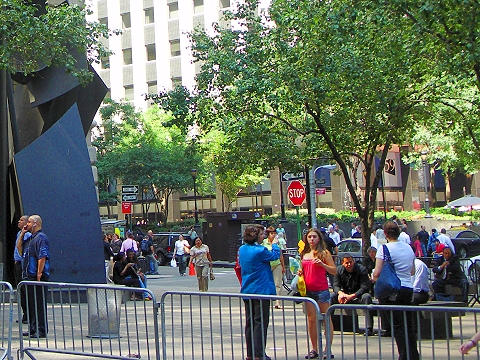 NY-Sculpture_in_Park_Near_Wall_Street.JPG