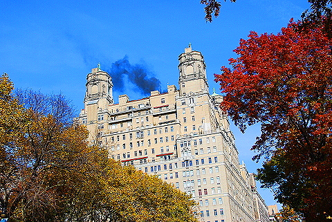 NY-Seinfelds_Building_Burning_Trash-NYC_Marathon-2008-3.JPG