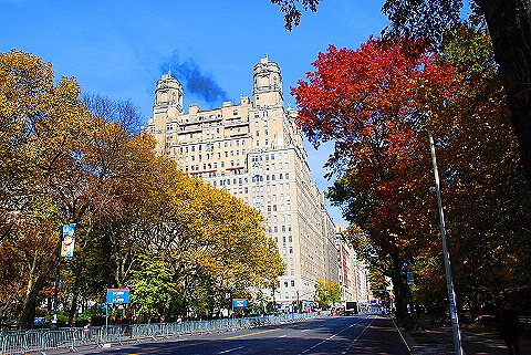 NY-Seinfelds_Building_Burning_Trash-NYC_Marathon-2008-4.JPG