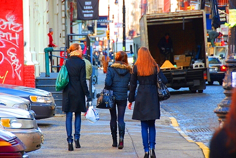 NY-Soho_and_Canal_St-06-People_Watching.JPG