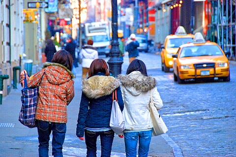 NY-Soho_and_Canal_St-11-People_Watching.JPG