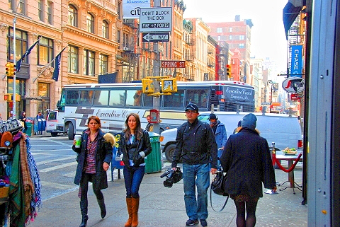 NY-Soho_and_Canal_St-15-People_Watching.JPG