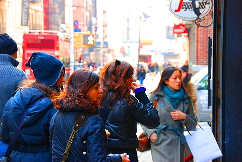 NY-Soho_and_Canal_St-16-People_Watching.JPG