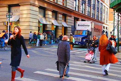 NY-Soho_and_Canal_St-17-People_Watching.JPG