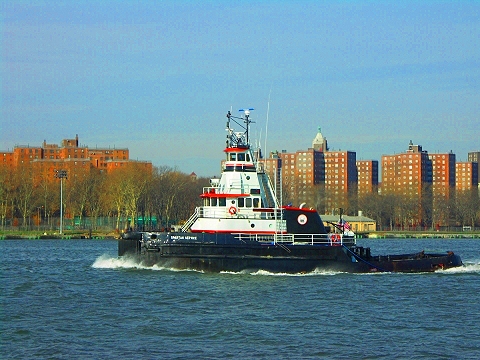 NY-Spartan_Service_Tugboat_on_the_East_River.JPG