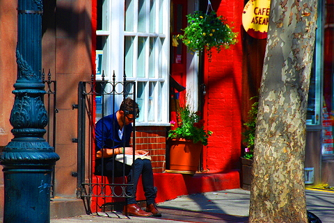 NY-Springtime_in_The_West_Village-People-Watching-01.JPG