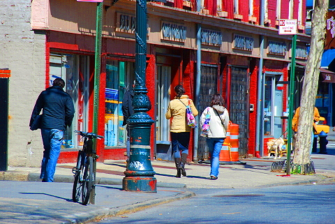 NY-Springtime_in_The_West_Village-People-Watching-02.JPG