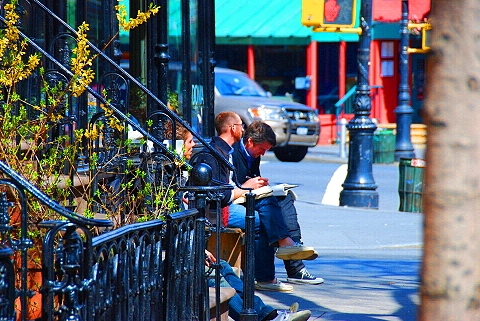 NY-Springtime_in_The_West_Village-People-Watching-08.JPG