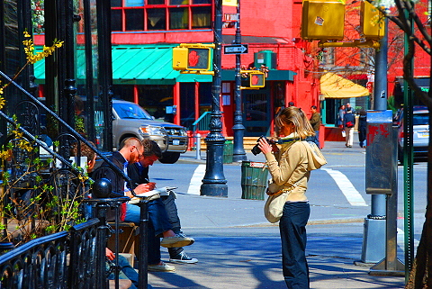 NY-Springtime_in_The_West_Village-People-Watching-09.JPG