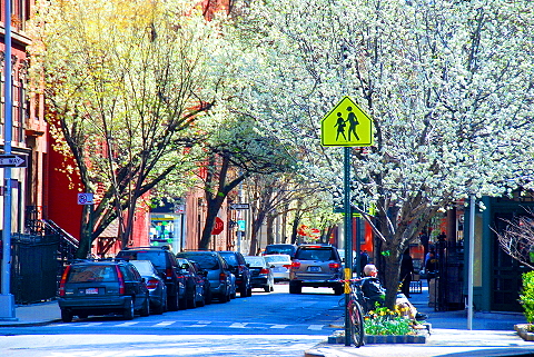 NY-Springtime_in_The_West_Village-People-Watching-11.JPG