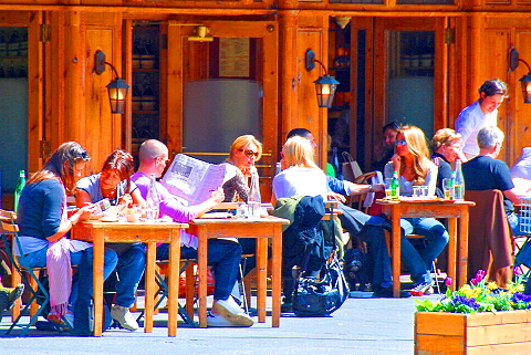 NY-Springtime_in_The_West_Village-People-Watching-13.JPG