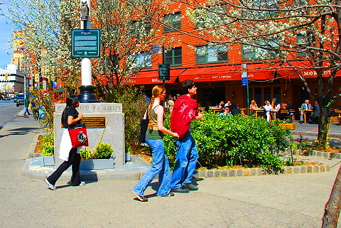 NY-Springtime_in_The_West_Village-People-Watching-15.JPG