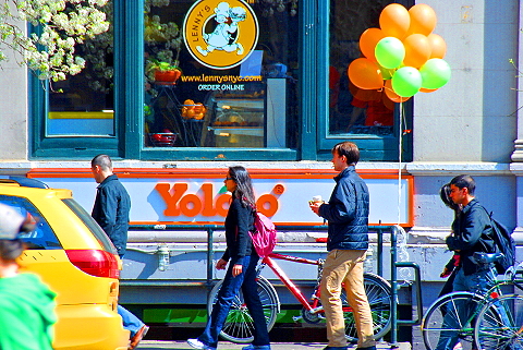 NY-Springtime_in_The_West_Village-People-Watching-22.JPG