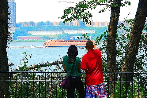NY-Staten_Island_Ferry_Going_up_The_Hudson_River-1.JPG