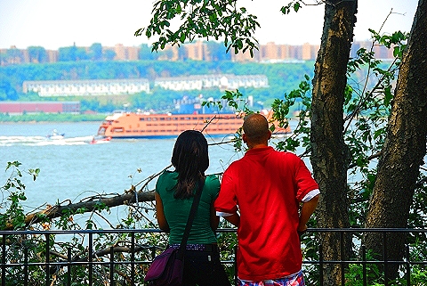 NY-Staten_Island_Ferry_Going_up_The_Hudson_River-2.JPG