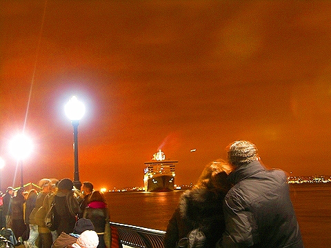 NY-Statue_of_Liberty_Fireworks-QE2-QM2-QV2-01.JPG