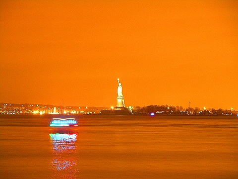 NY-Statue_of_Liberty_Fireworks-QE2-QM2-QV2-02.JPG