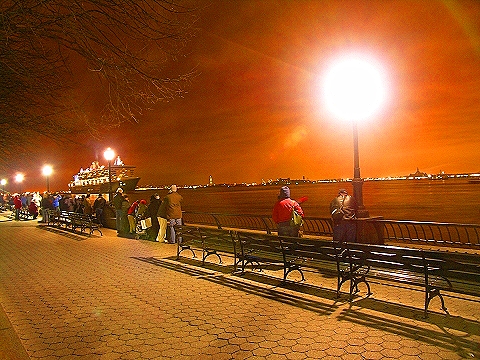 NY-Statue_of_Liberty_Fireworks-QE2-QM2-QV2-03.JPG