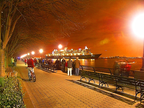 NY-Statue_of_Liberty_Fireworks-QE2-QM2-QV2-04.JPG