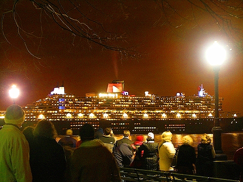 NY-Statue_of_Liberty_Fireworks-QE2-QM2-QV2-05.JPG