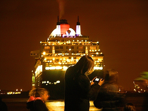 NY-Statue_of_Liberty_Fireworks-QE2-QM2-QV2-09.JPG