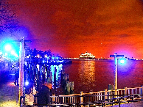 NY-Statue_of_Liberty_Fireworks-QE2-QM2-QV2-12.JPG